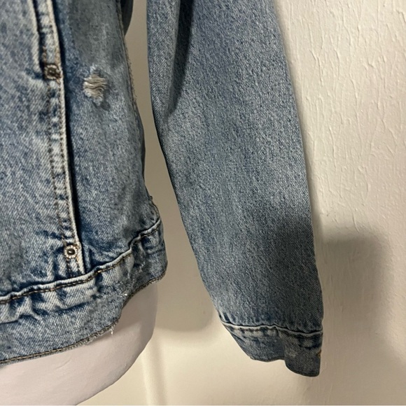 Old Navy Juniors Size Small Distressed Light Wash Trucker Jean Jacket EUC - Picture 3 of 8